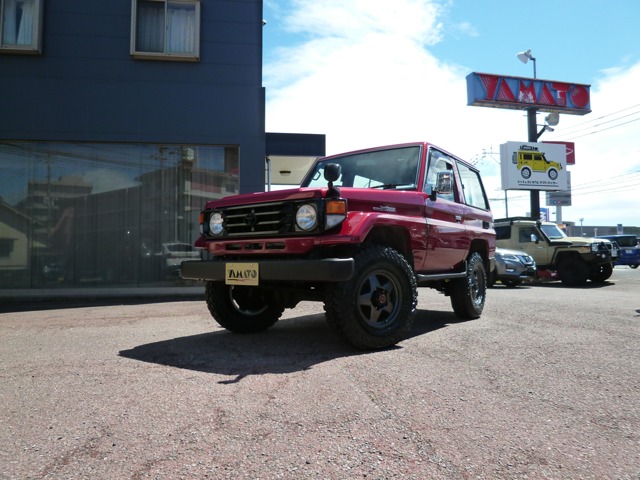 Toyota Land Cruiser 70 2