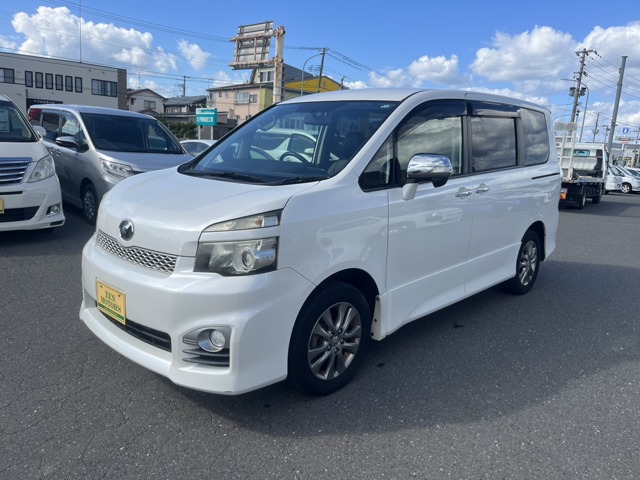 Toyota Voxy 1