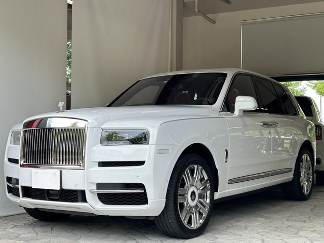 Rolls-Royce Cullinan 6.75 4WD with Shooting Star red & white leather seats