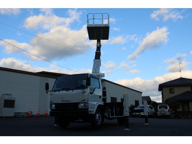 Isuzu Elf 1