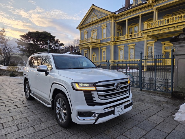 Toyota Land Cruiser 300 2