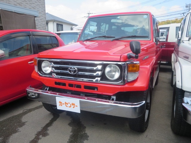 Toyota Land Cruiser 70 2