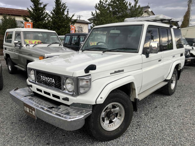 Toyota Land Cruiser 70 2