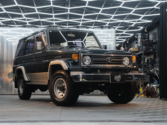 Toyota Land Cruiser 70 2