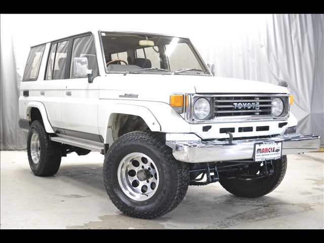 Toyota Land Cruiser 70 2