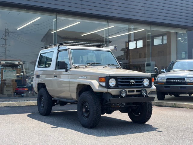 Toyota Land Cruiser 70 2
