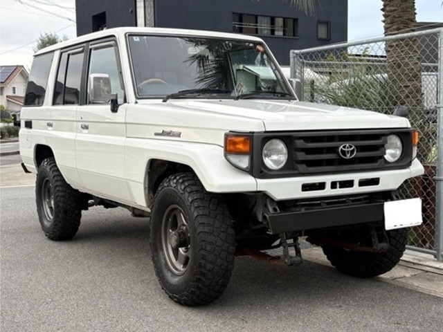 Toyota Land Cruiser 70 2