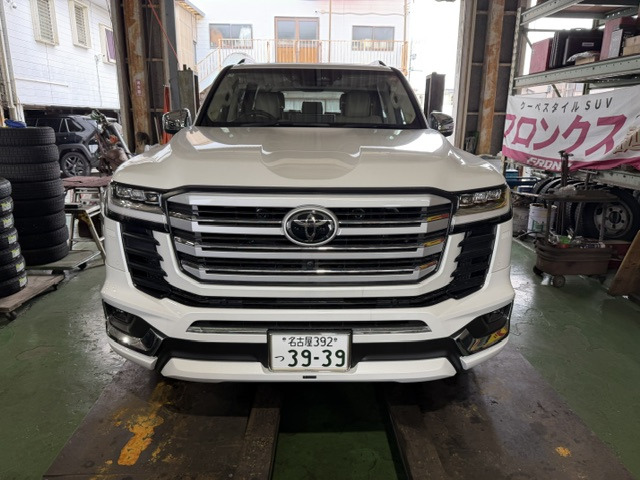 Toyota Land Cruiser 300 2