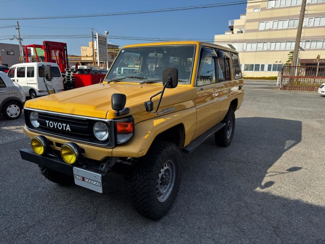 Toyota Land Cruiser 70 2