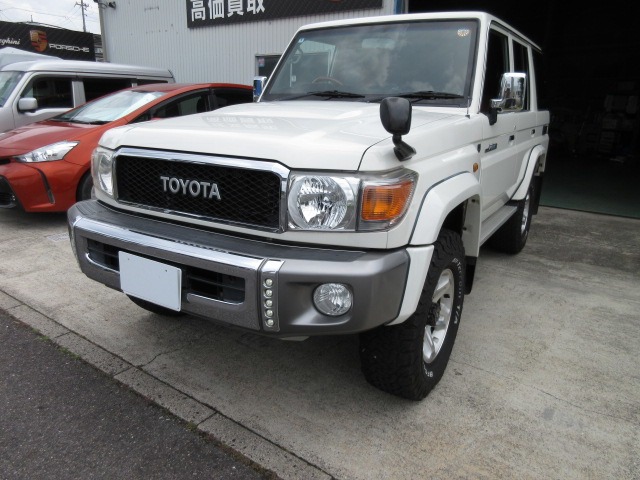 Toyota Land Cruiser 70 2