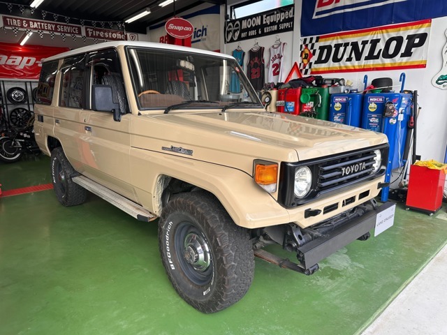 Toyota Land Cruiser 70 2