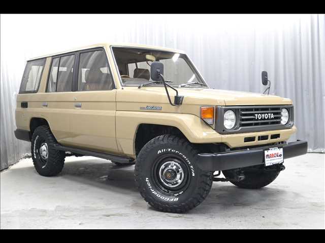 Toyota Land Cruiser 70 2