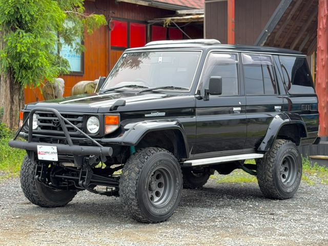 Toyota Land Cruiser 70 2