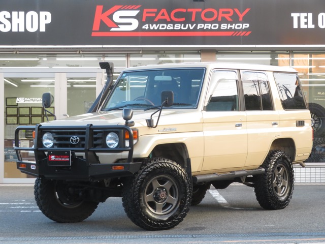 Toyota Land Cruiser 70 2