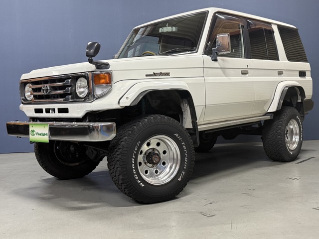 Toyota Land Cruiser 70 2