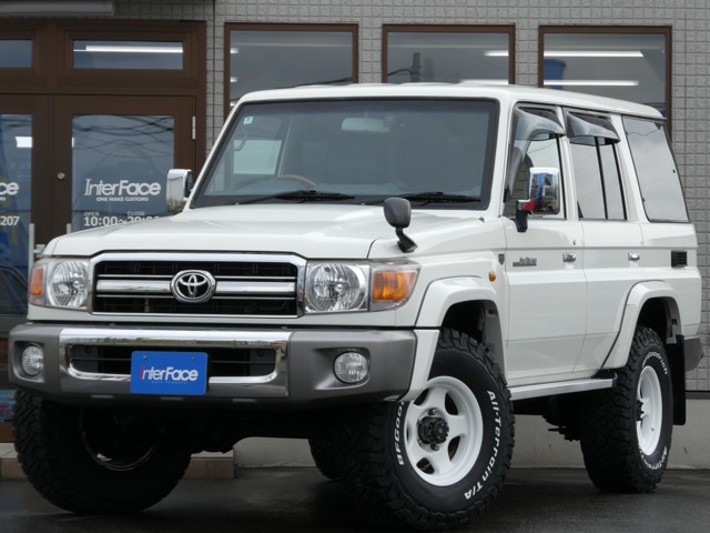 Toyota Land Cruiser 70 2