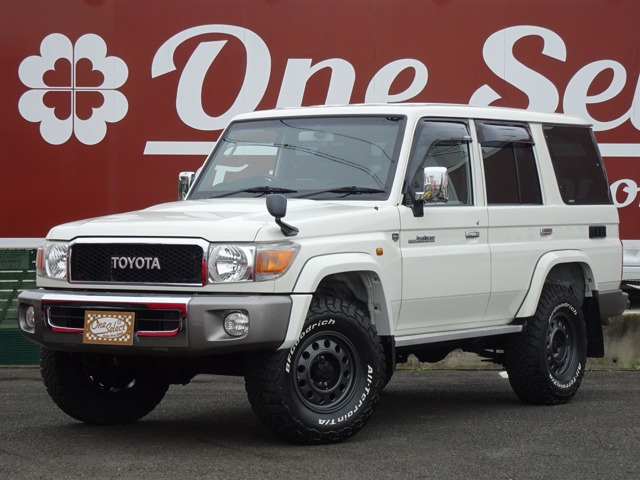 Toyota Land Cruiser 70 2