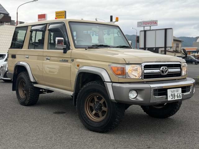 Toyota Land Cruiser 70 2