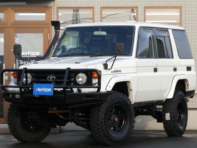 Toyota Land Cruiser 70 2