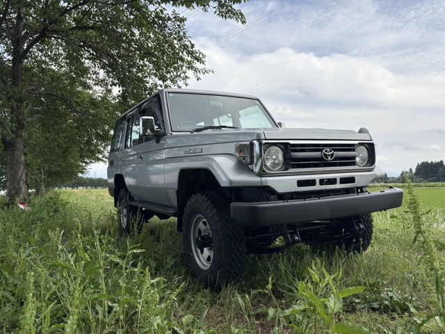 Toyota Land Cruiser 70 2