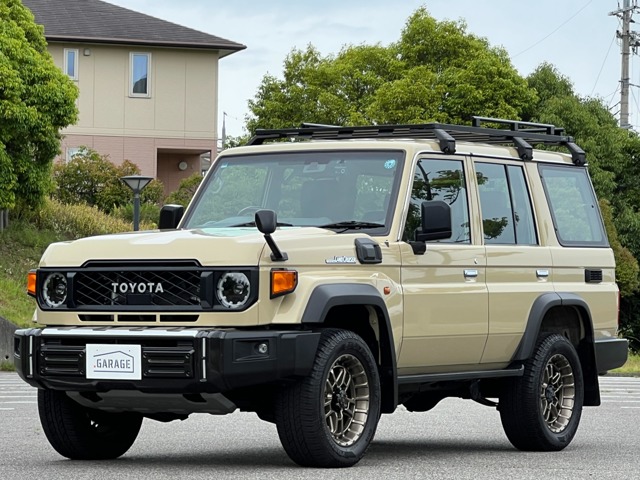 Toyota Land Cruiser 70 2