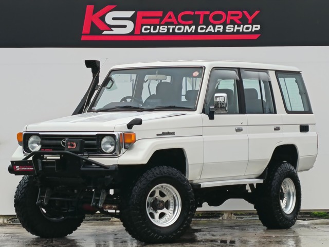 Toyota Land Cruiser 70 2