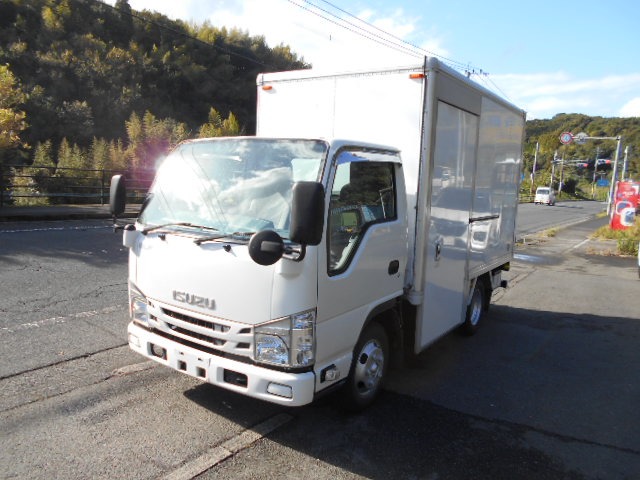 2017 Isuzu Elf