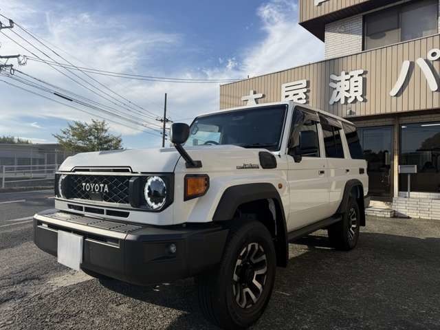 Toyota Land Cruiser 70 2