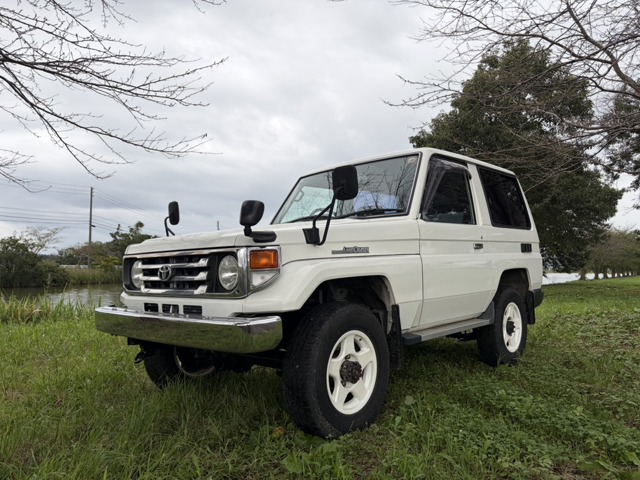 Toyota Land Cruiser 70 2