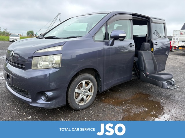 Toyota Voxy 1