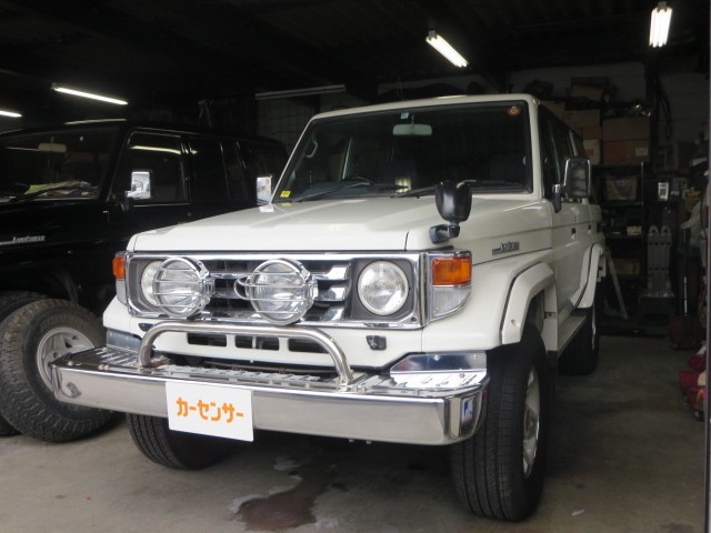 Toyota Land Cruiser 70 2