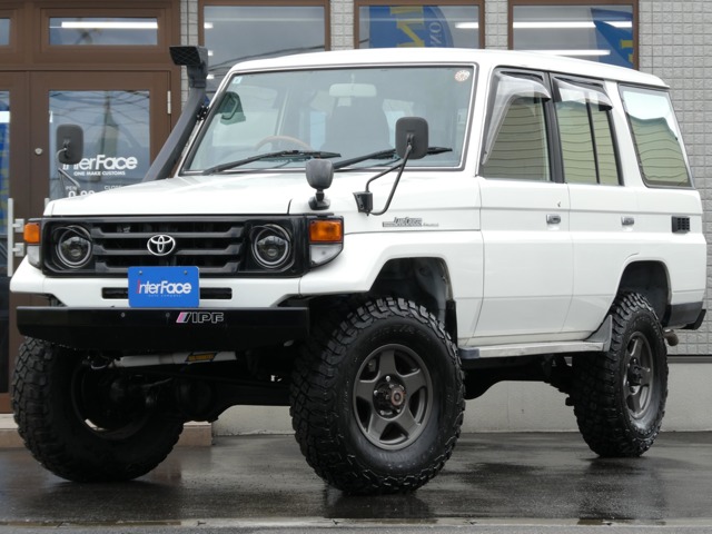 Toyota Land Cruiser 70 2