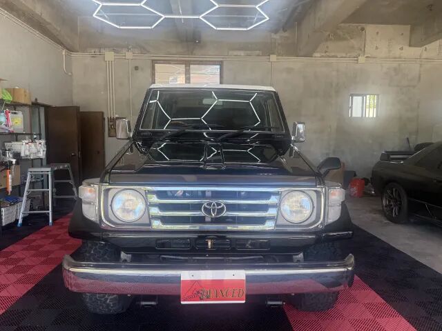Toyota Land Cruiser 70 2