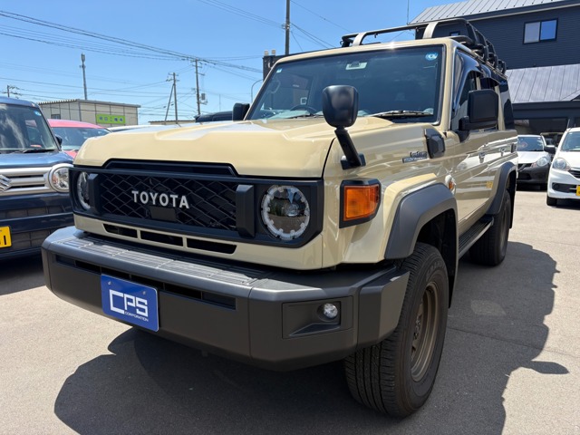 Toyota Land Cruiser 70 2
