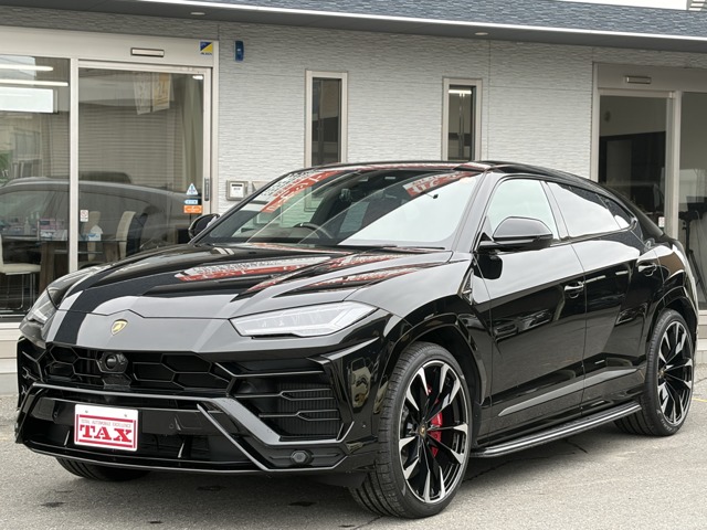 Lamborghini Urus 4.0 4WD / Style package / Branding package / Optional 23-inch alloy wheels / Elegant interior / Akrapovic muffler / Carbon brakes / Power tailgate / Original navigation / Surround view camera