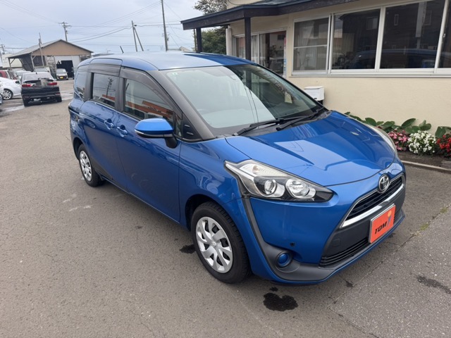 Toyota Sienta 1