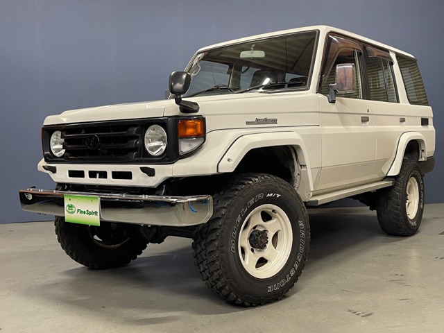 Toyota Land Cruiser 70 2