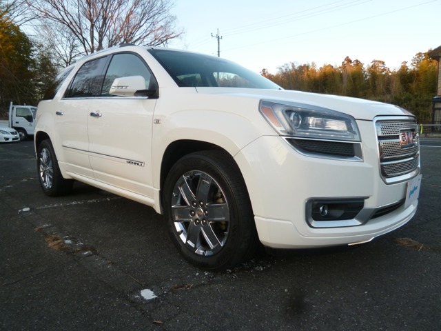 GMC Acadia Denali 4WD with flip-down monitor and Strada