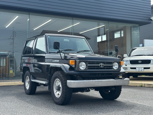 Toyota Land Cruiser 70 2