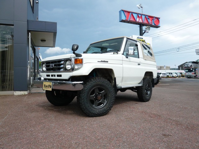 Toyota Land Cruiser 70 2