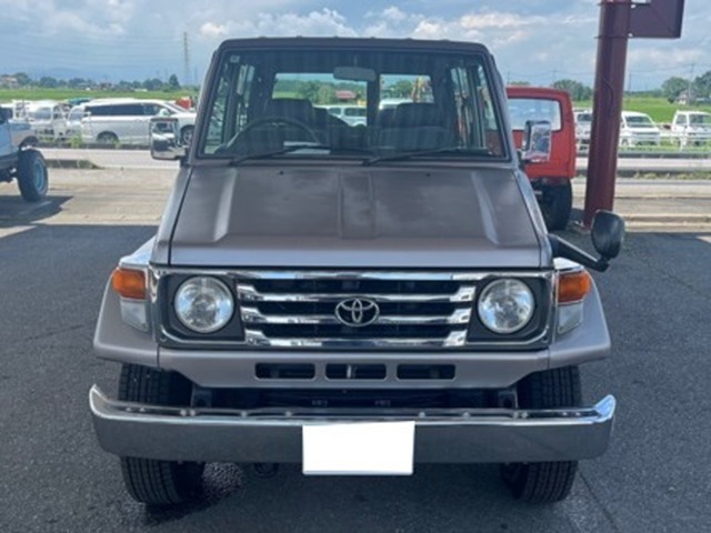 Toyota Land Cruiser 70 2