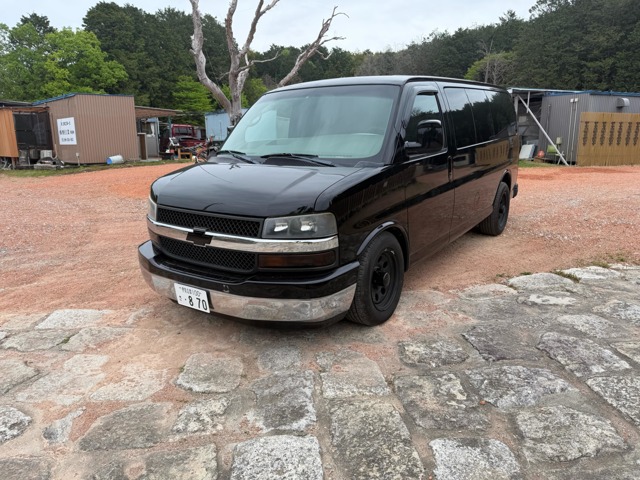 Chevrolet Express 5.3 with third seat, navigation, digital terrestrial TV, keyless entry, ETC, cruise control