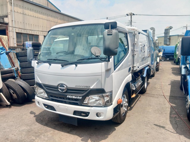 Hino Dutro Hybrid 1