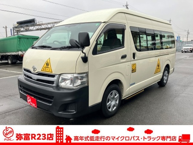 Toyota Hiace Commuter 1