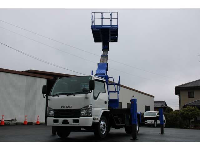 Isuzu Elf 1