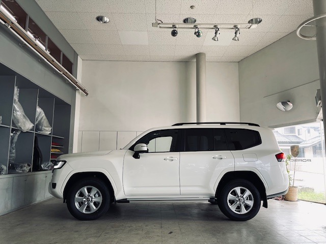 Toyota Land Cruiser 300 2