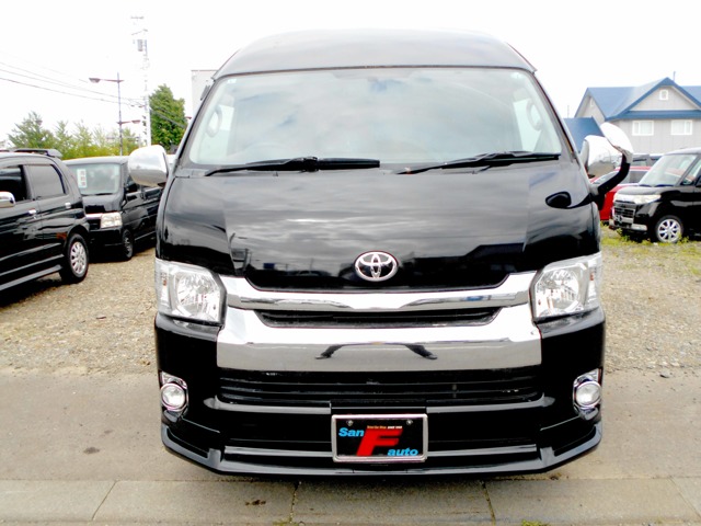 Toyota Hiace Commuter 1