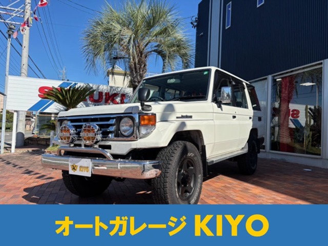 Toyota Land Cruiser 70 2