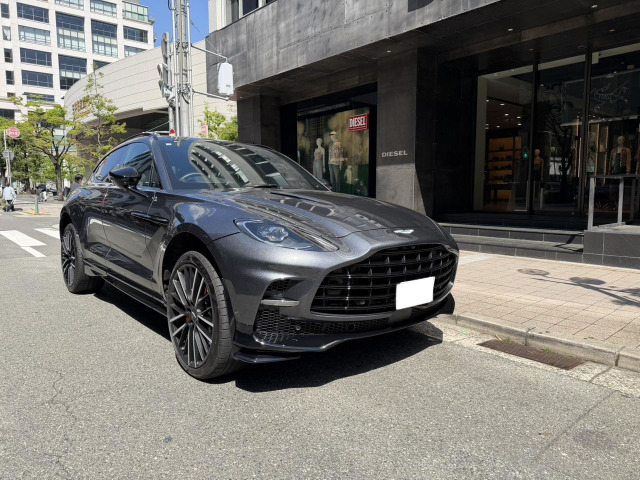 Aston Martin DBX 1