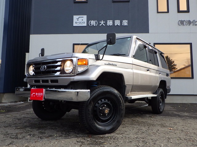 Toyota Land Cruiser 70 2